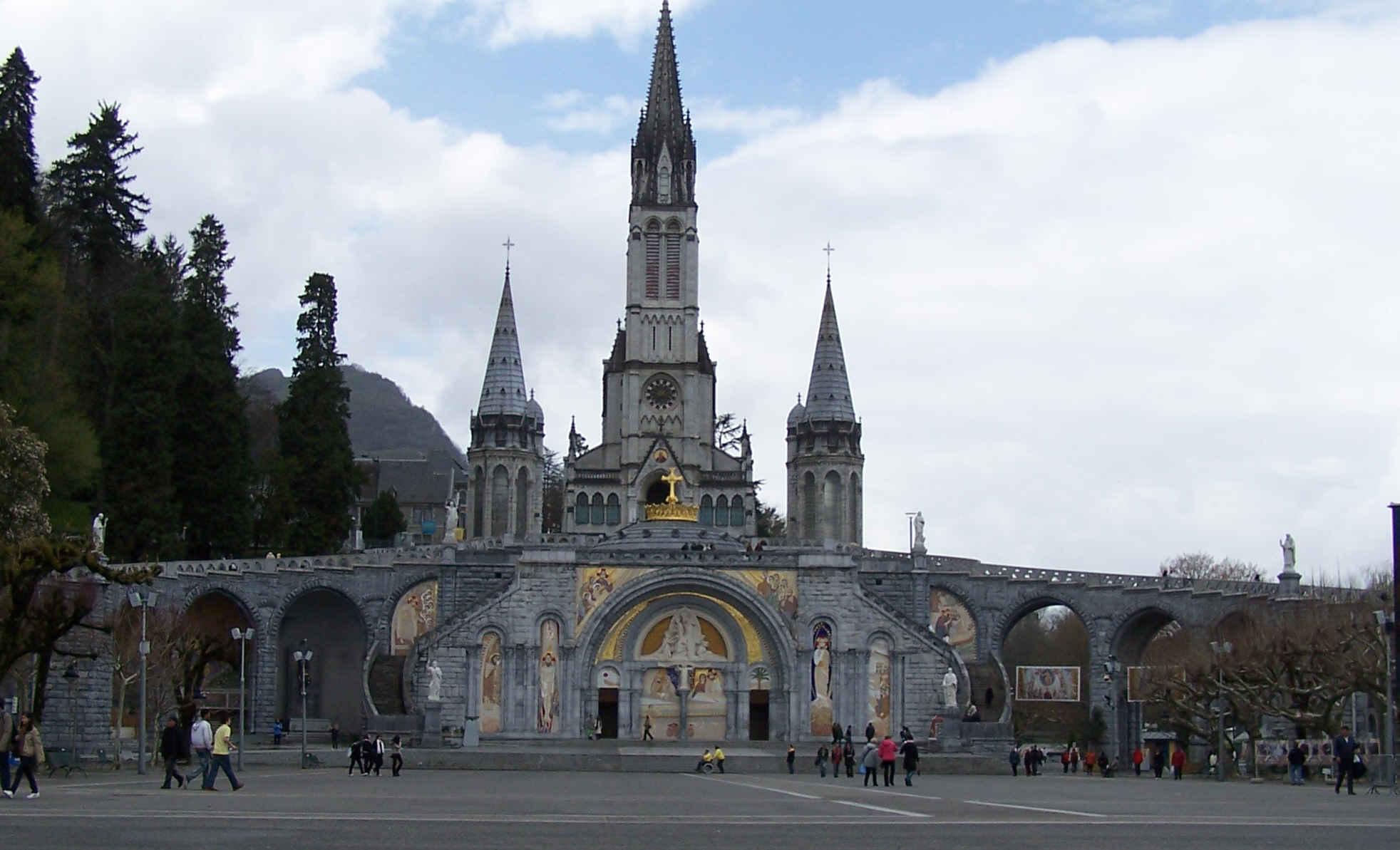 Lourdes_Cathedral_-_A_Sanctuary_of_Miracles