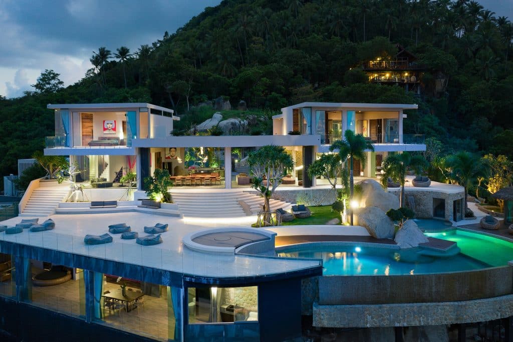 A Spectacular Seaside Tropical Villa