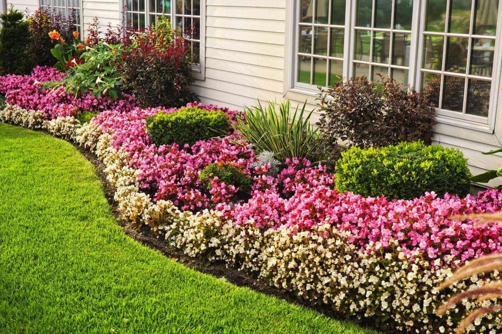 Distinct Zones in Your Front Yard with Garden Edging