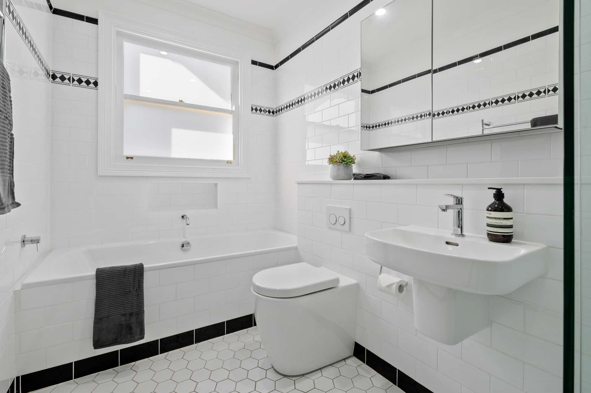 24 White Subway Tile with Black Grout Ideas for Your Home ...