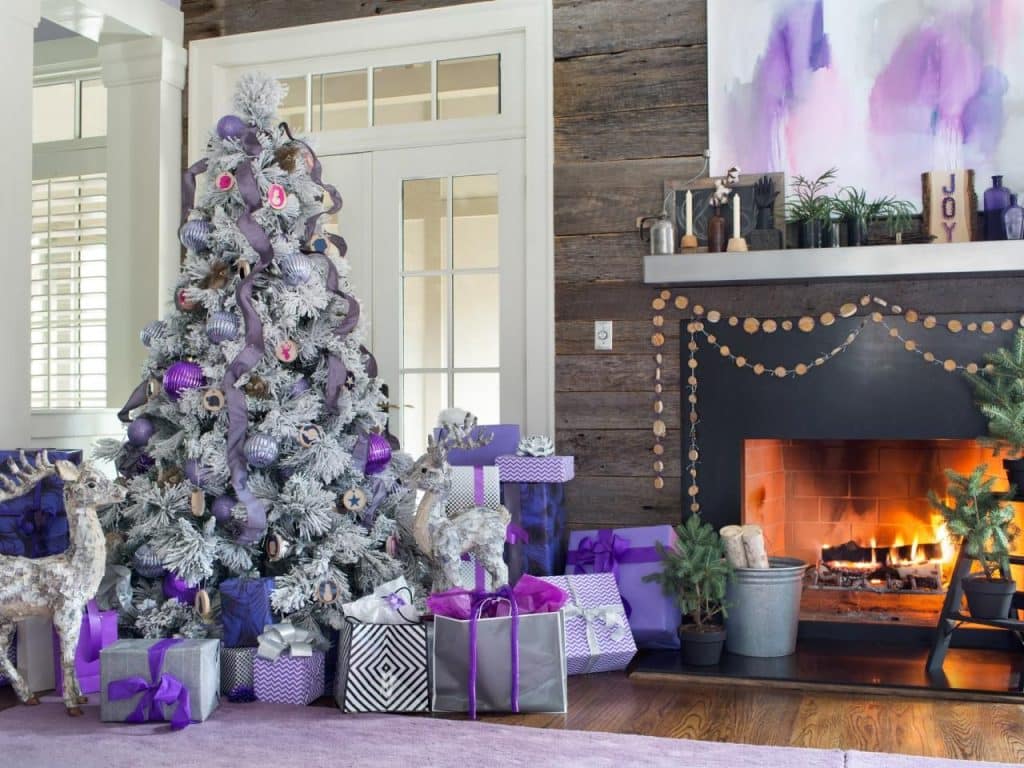 Use Basic Color Decorations for Your Christmas Tree