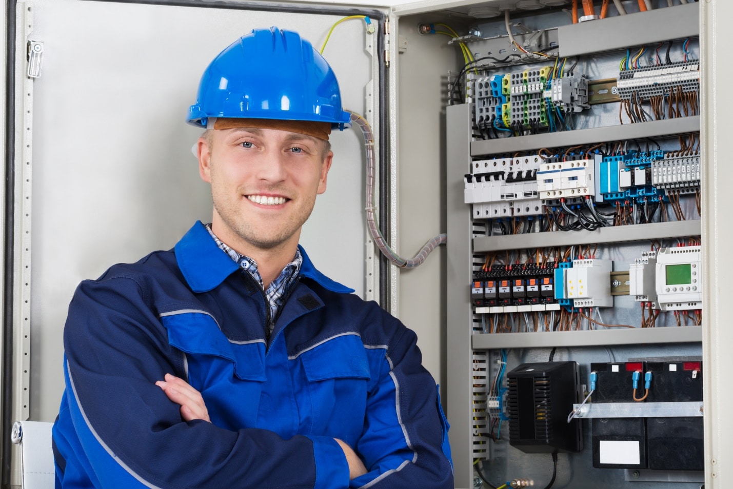 A person wearing a hard hat and blue jacket

Description automatically generated