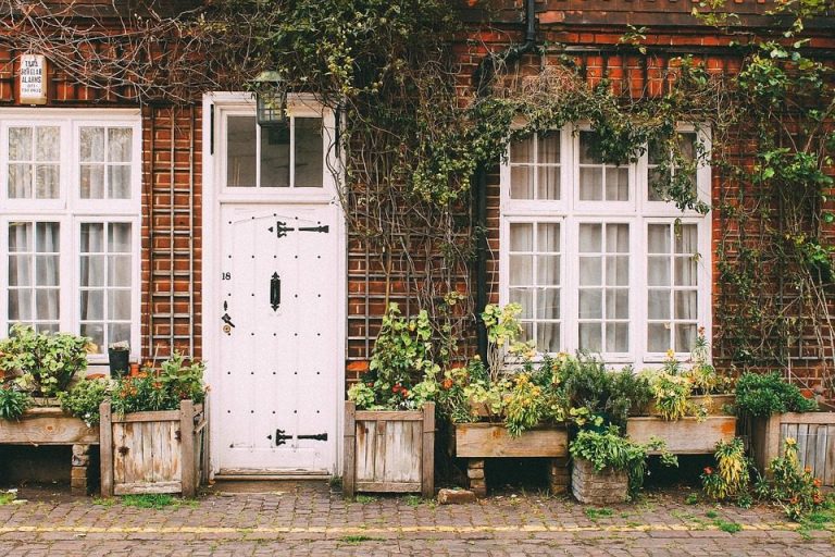 How to Create a Welcoming Entryway: Tips for a Functional and Stylish First Impression