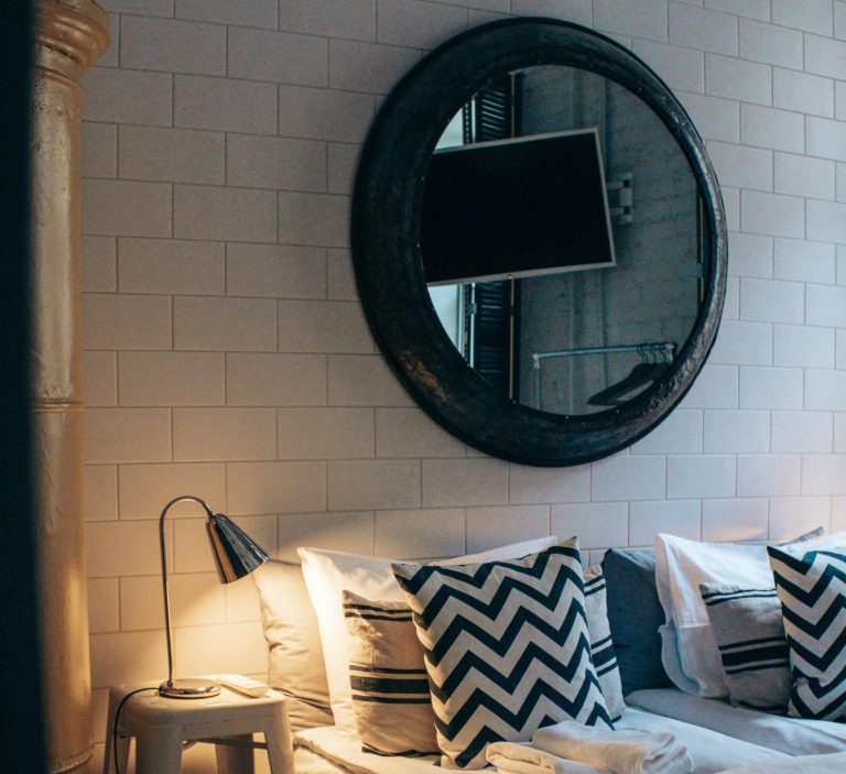 Creating a Cozy Haven by Maximizing Space in Small Bedrooms
