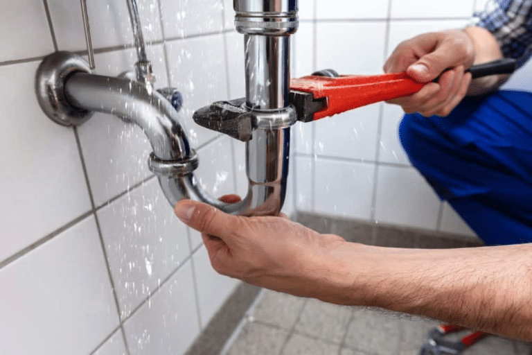 How a Plumber in Honolulu Handles Emergency Water Leaks Efficiently