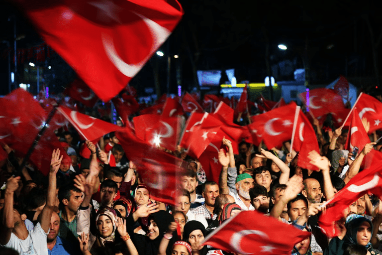 Turkish Fans and Digital Sports: From Stadiums to Screens
