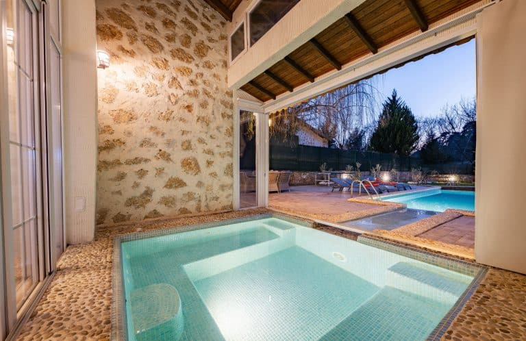 How to Perfectly Connect Your Indoors and Outdoors Using a Deck