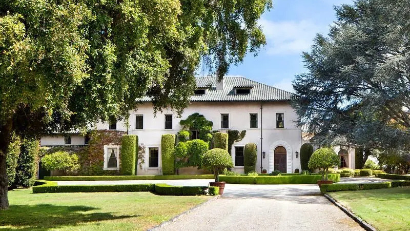 Elon Musk’s Hillsborough mansion featuring a grand historic estate, elegant architecture, lush green lawns, mature trees, luxury driveway, and peaceful upscale California surroundings.