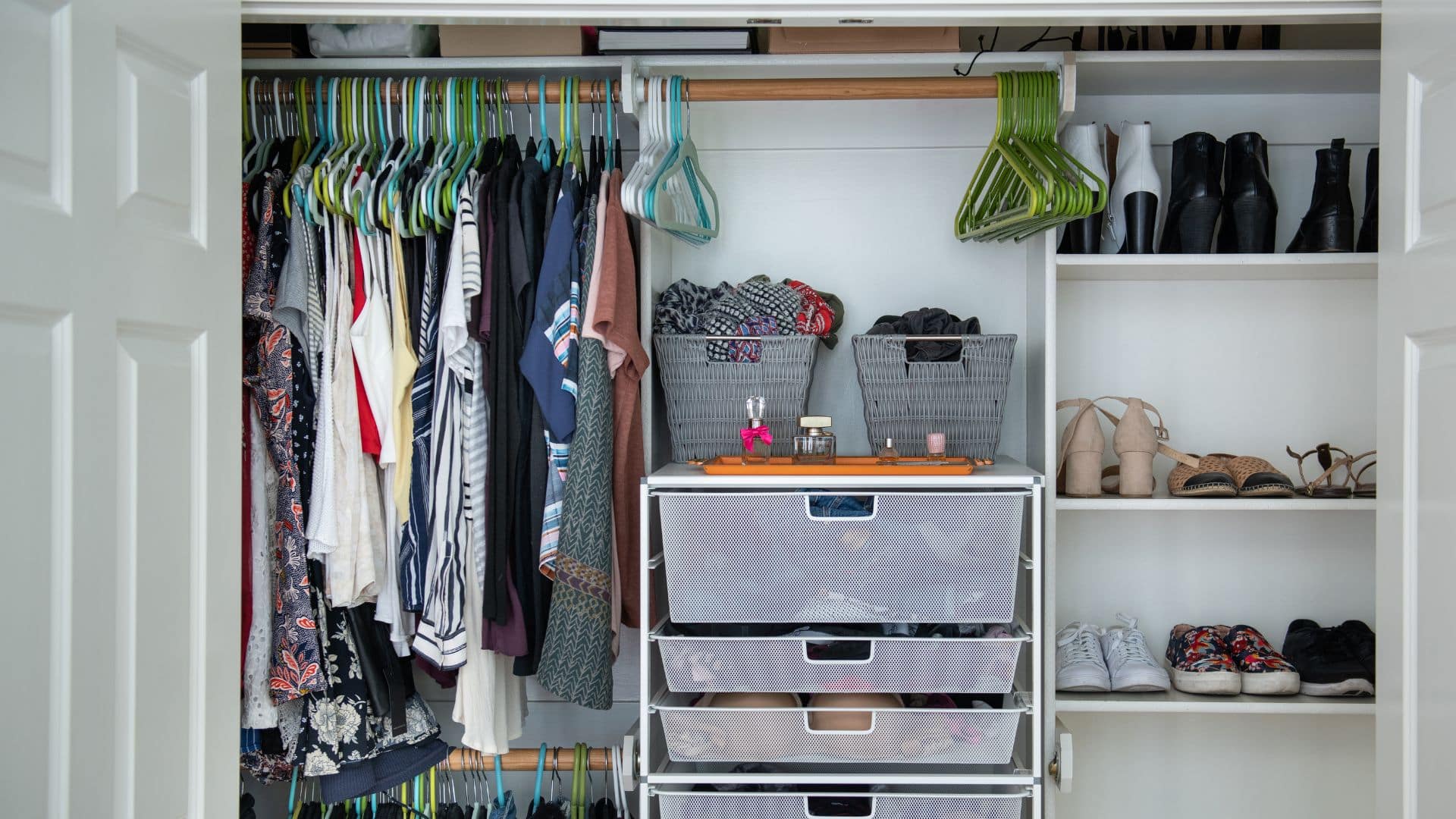 how-to-organize-a-small-closet (1)