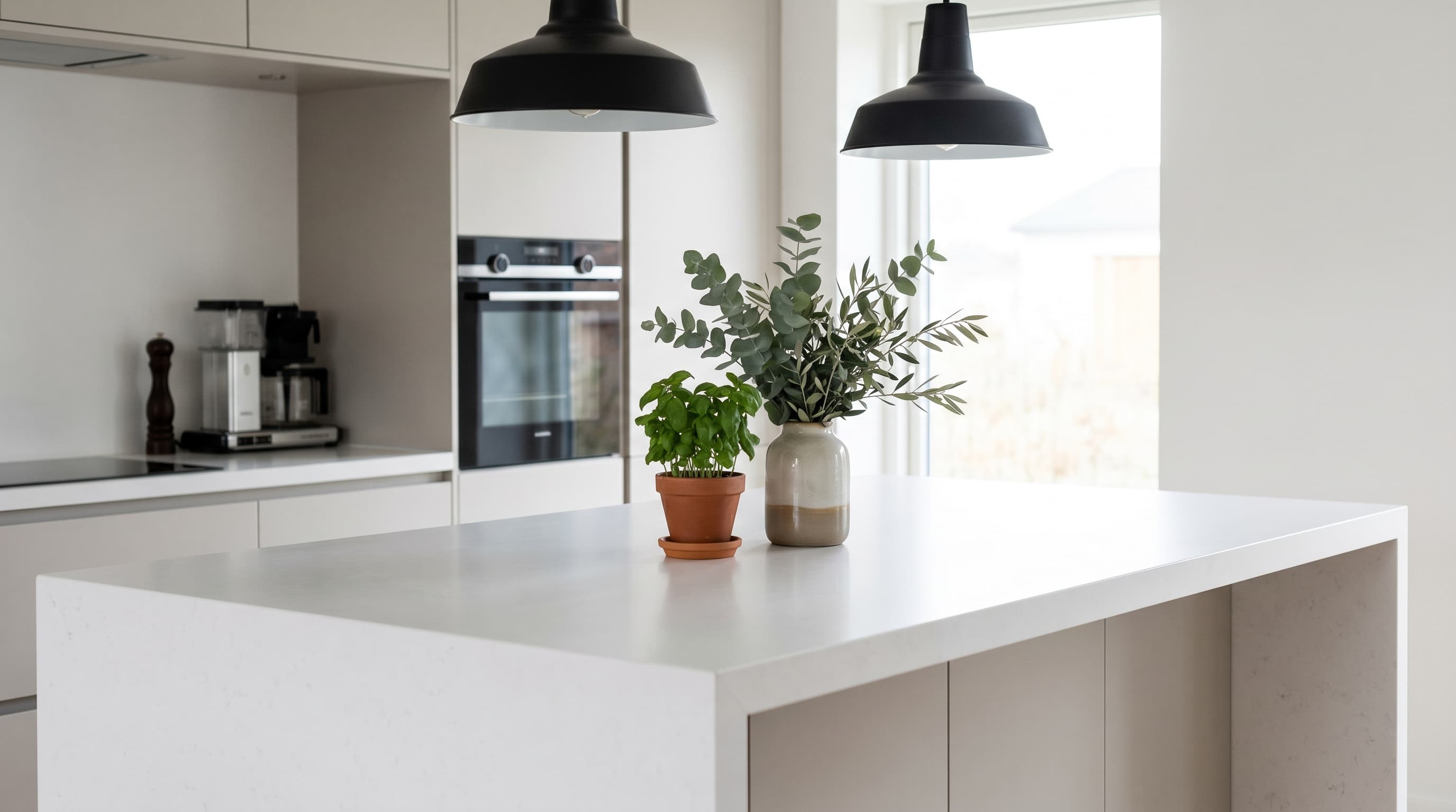 simple-centerpiece-with-fresh-greenery