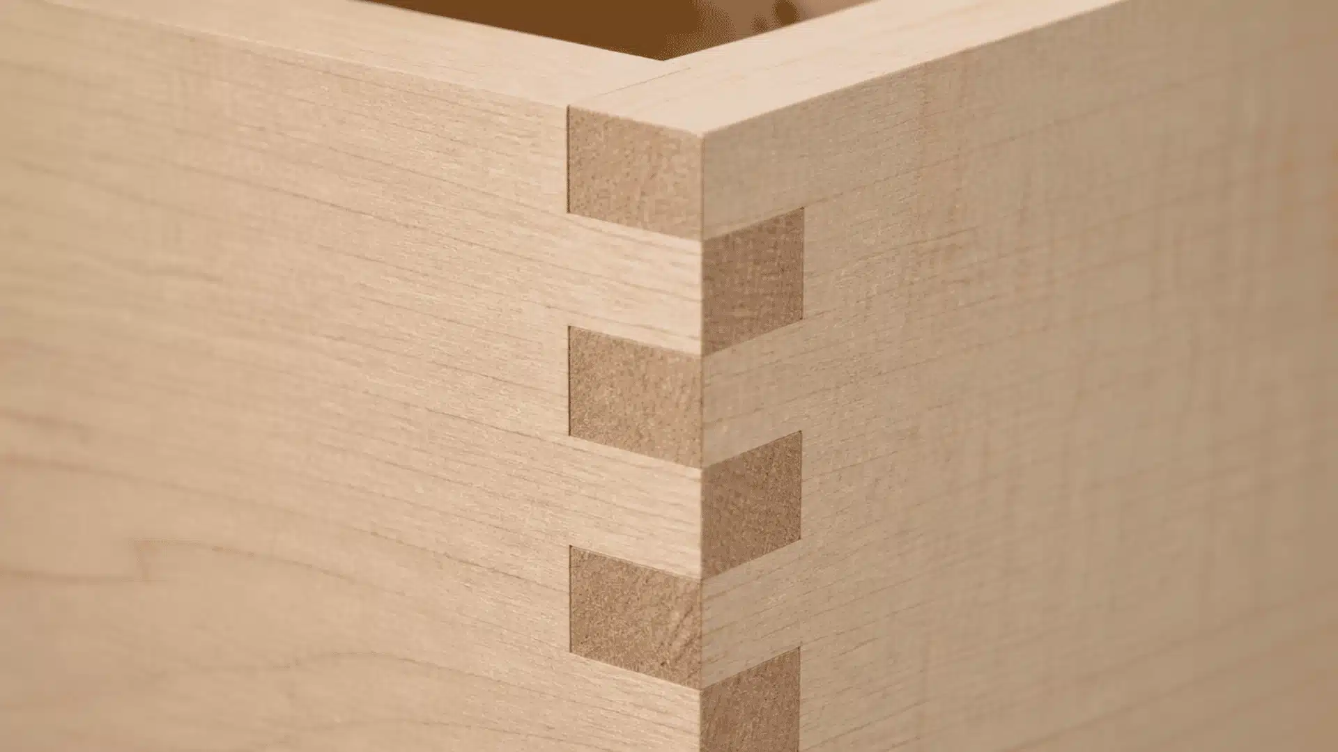 Interlocking square fingers forming a box joint corner