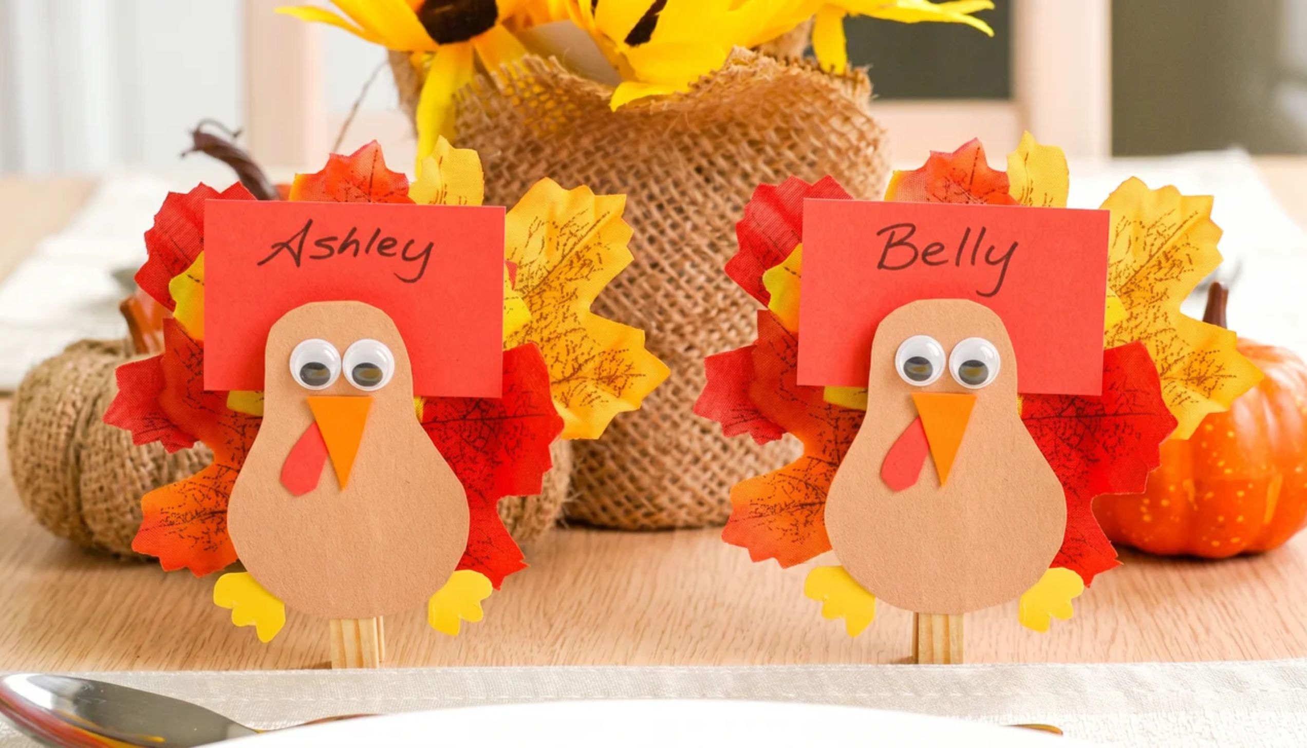 Turkey-shaped place cards for Ashley and Belly, featuring easy thanksgiving crafts.