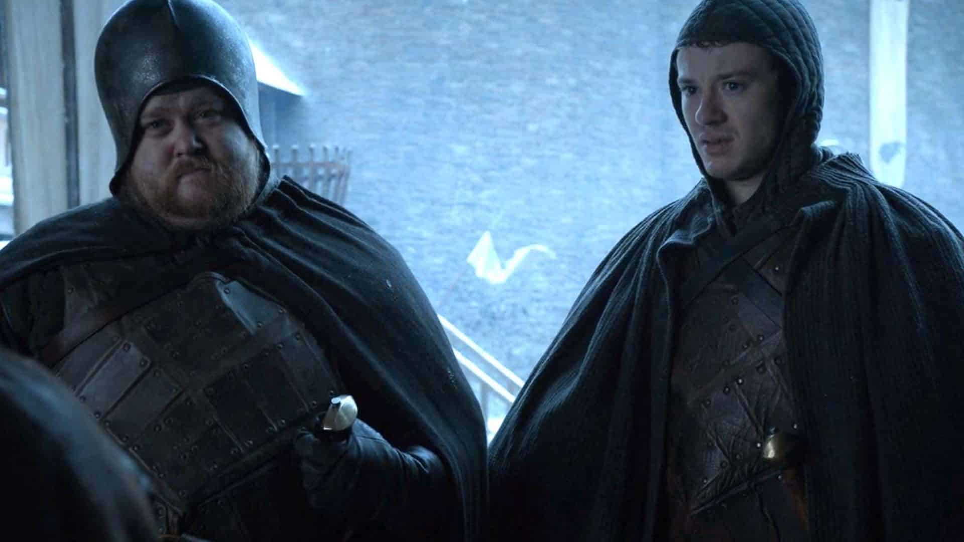 Joseph Quinn as a Game of Thrones character standing at Winterfell gates scene