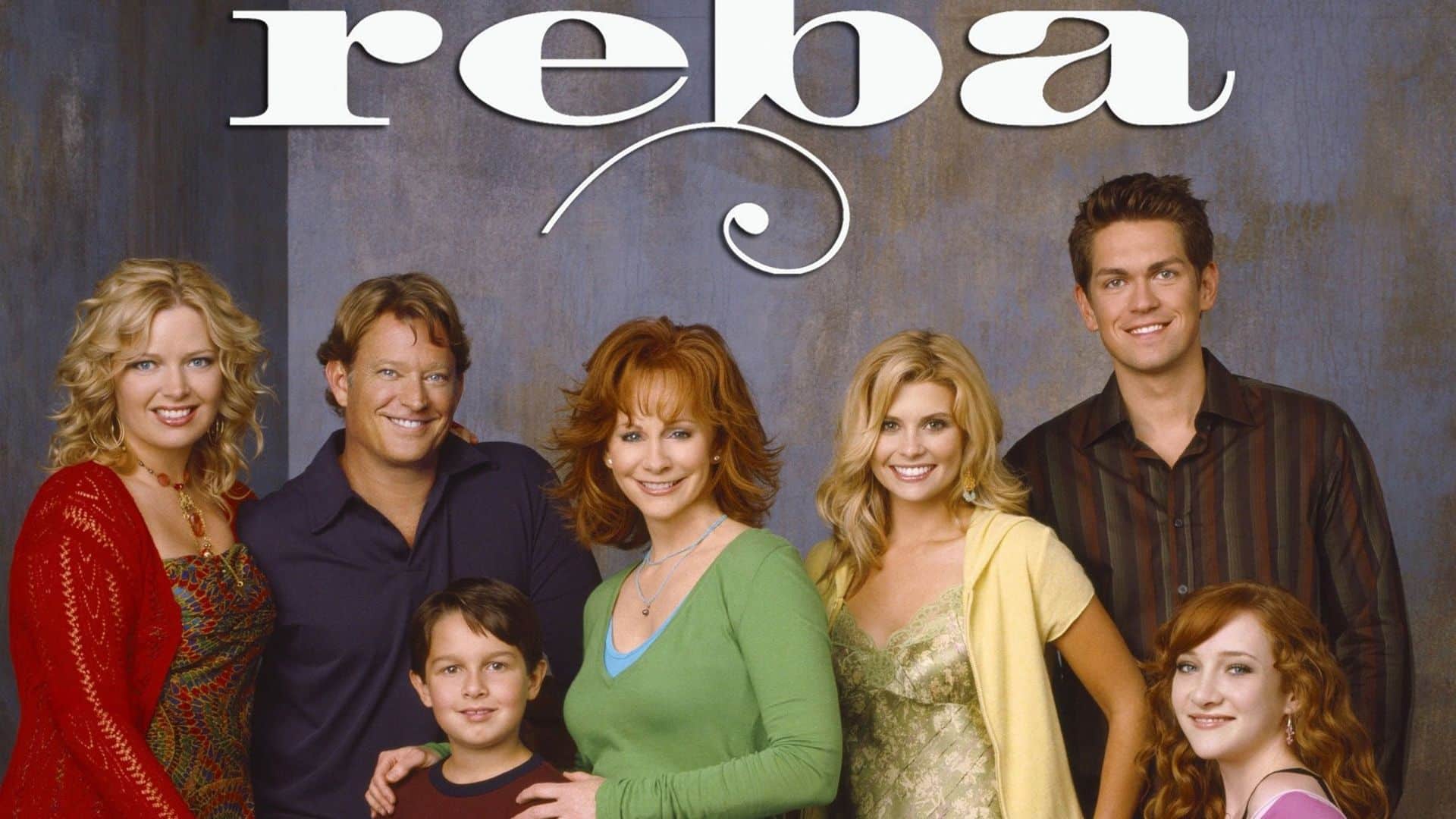 Reba McEntire posing with the main cast members of the sitcom Reba